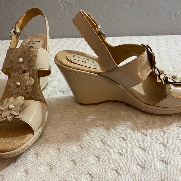 BORN Nude patent leather sandals with 3-D flower embellishments - Picture 12 of 16